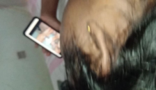 එයා වැලක් බලනවා.वह खराब वीडियो देखता है