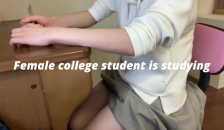 A Female College Student Endures Urination while Studying, but can not Stand Pee and Pees