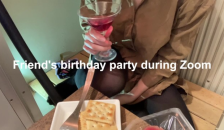 ズームで友達の誕生日会中、尿意を催しバレないように少しずつおもらしするも