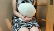 『リクエスト動画6』ぬいぐるみを抱えながら25分おしっこを我慢する少女