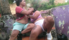 Mi Hermanastra y Yo Nos Endulzamos La Vagina En Publico Parte 2